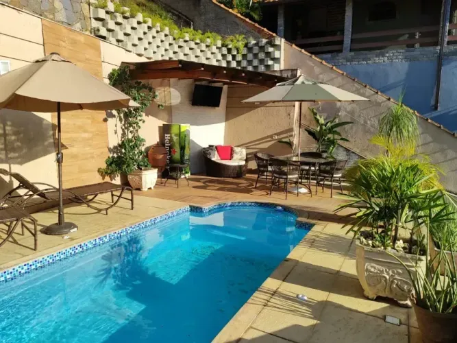 Imóvel para venda tem 300 metros quadrados com 3 quartos em Cascatinha - Petrópolis - RJ