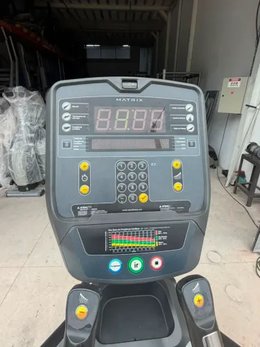 Elíptico Matrix semi novo em ótimo estado. Poucas unidades disponíveis a pronta entrega