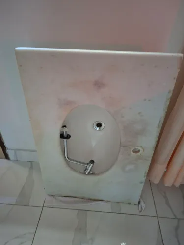 Pia com bancada e torneira