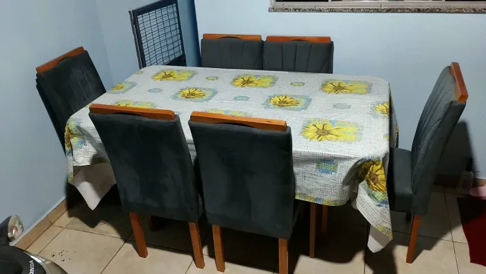 Mesa com cadeiras em madeira 