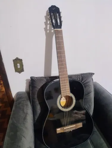 Violão Marca Vogga VCA202BK cordas de aço, acabamento brilhante e sonoridade balanceada.