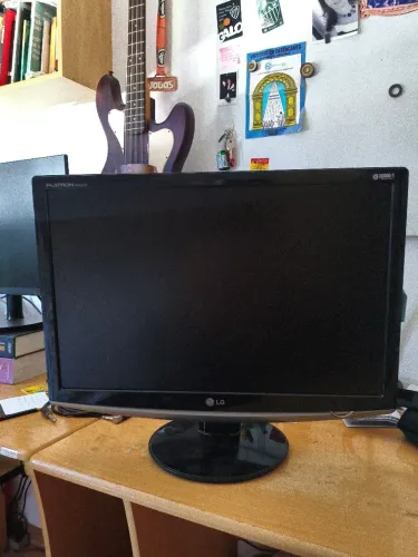 Monitor LG Flatiron w2252tq