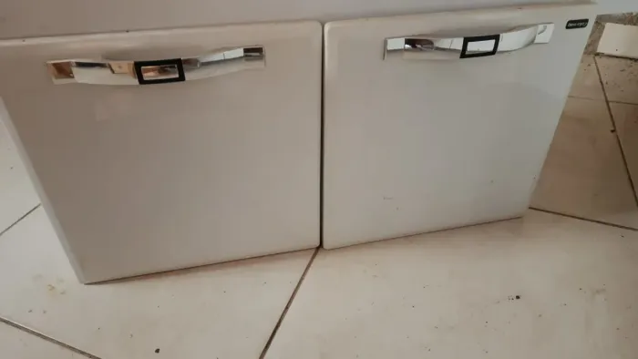 Armário de duas portas para parede