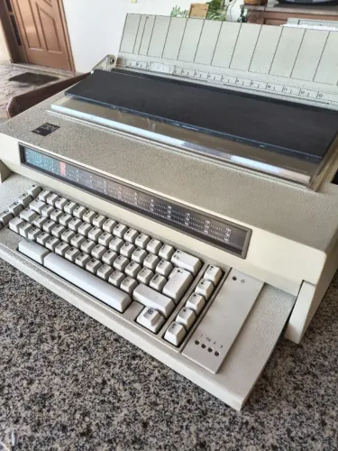 Máquina de escrever eletrônica IBM 6746