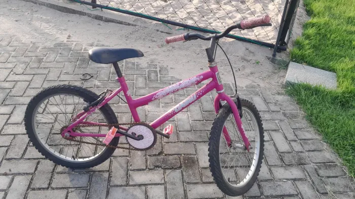 Vende-se uma bicicleta infantil