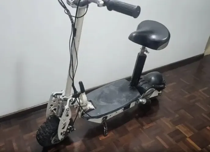 Patinete Two Dogs com Banco Chave e Carregador