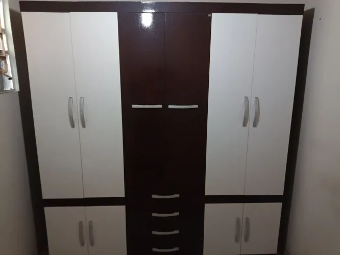 Vendo guarda-roupa de 6 portas com 4 gavetas em bom estado de conservação.