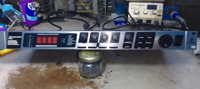 Processador de efeitos Behringer DSP 2024P