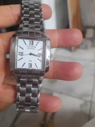 Vendo um relógio técnico funcionando e