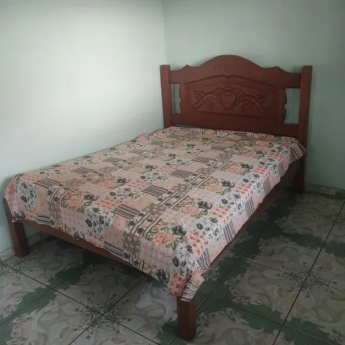 Cama de casal á madeira (olhe a descrição!)