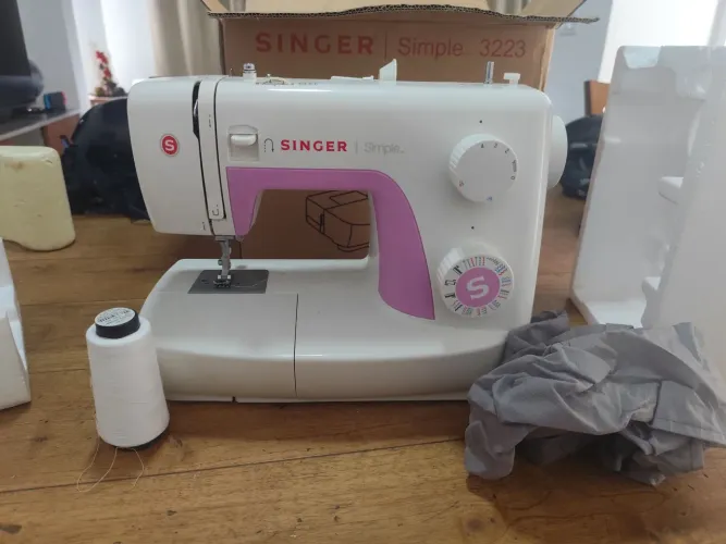 Máquina de costura singer simple 3223