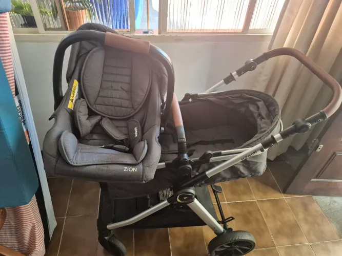 Carrinho de bebê e bebê conforto Infanti Romanzo Duo