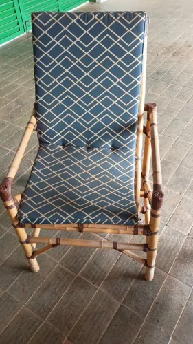 Conjunto de 4 cadeiras de vime com estofado impermeavel e 1 mesa central 