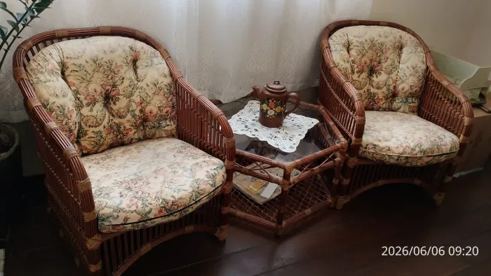 Conjunto sofá e 2 poltronas vime, usado, mesa de centro e de apoio tampo de vidro R$1.500