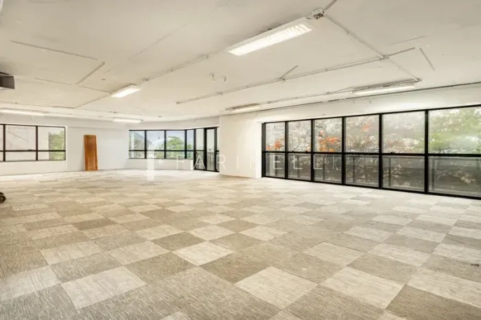 Sala comercial com vista mar em prédio moderno na Atlântica próximo ao metrô.