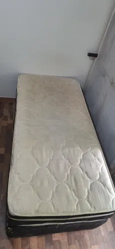 Cama Solteiro Box (Molas - Quase Novo)
