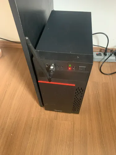 Computador de Mesa + Cadeira e Mesa Pequena