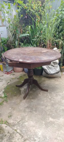 Mesa antiga para restaurar no estado das fotos 