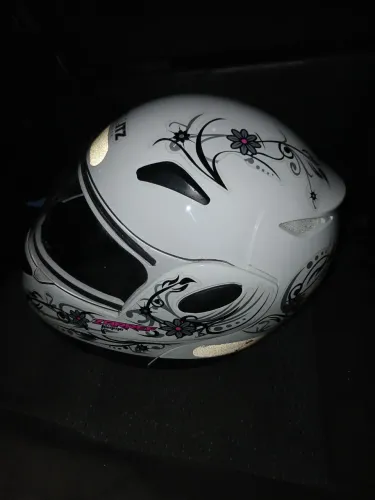 Capacete Zarref Femme tamanho 56 com poucos dias de uso, estilo ROBOCOP, excelente!