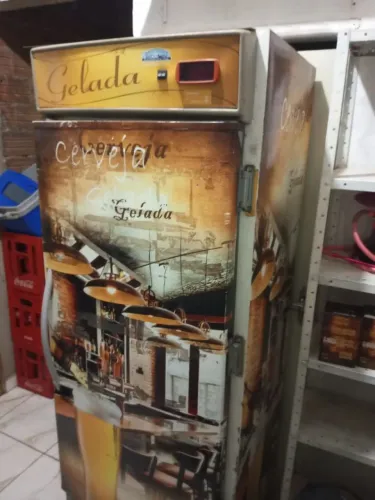VENDO UMA GELADEIRA EXPOSITORA DE CERVEJA