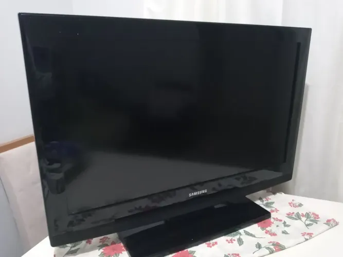 Vendo TV Samsung LN32B350F1Modelo LCD de 32 Polegadas, com aparelho de antena digital.