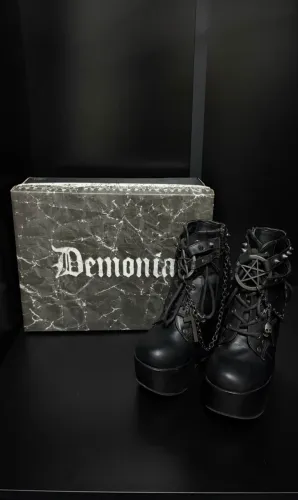Bota gótica demonia poison original