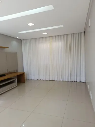 Cortina de linho Malibu e forro de microfibra para sala