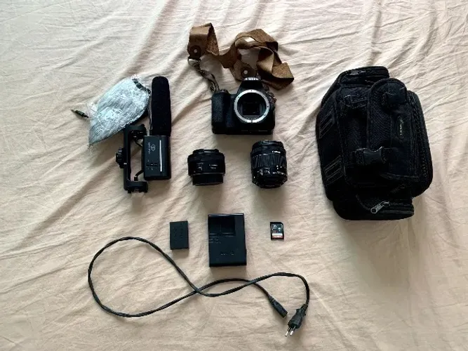 Camera Canon SL2 + Lente 50mm + 18-55mm + Microfone Direcional Greika + Cartão 32GB + Case