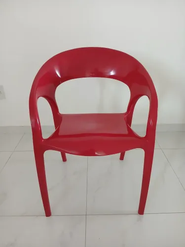 Vendo linda cadeira em plastico resistente na cor vermelha