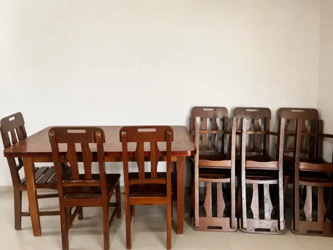 Vendo mesa de madeira maciça com 9 lugares