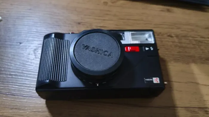 Câmera Analógica 35mm Yashica para Peças ou Reparo - Flash Funciona