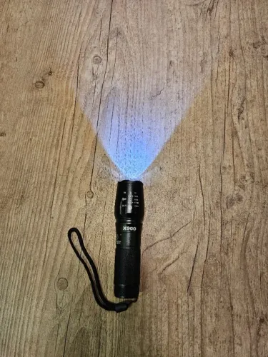 Lanterna LED Potente com Carregador Viagem Trilha Acampamento