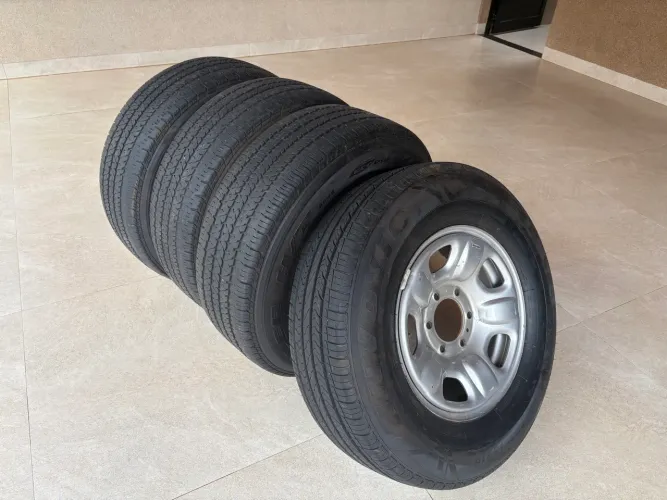 Vendo pneus e rodas 245 X 70 R16