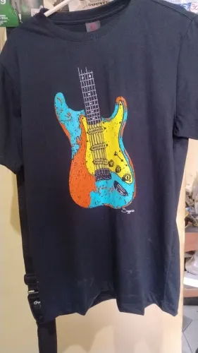 Camisa estampada com guitarra