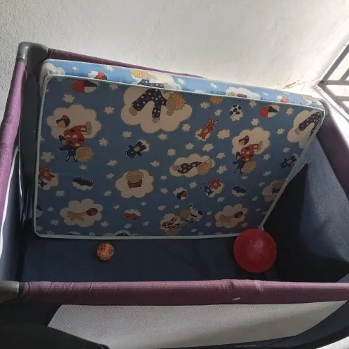 Berço cercado e colchão