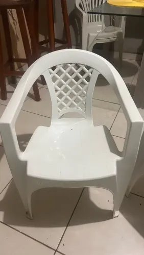 Cadeiras brancas de plástico 2 peças