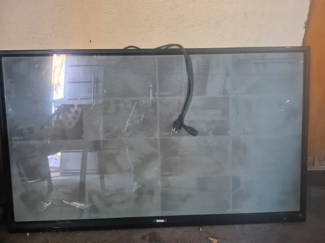 Tv Philips 50" retirada de peça