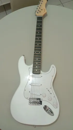 GUITARRA À VENDA!