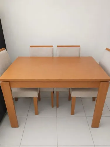 Conjunto de jantar - Mesa com 4 cadeiras acolchoadas