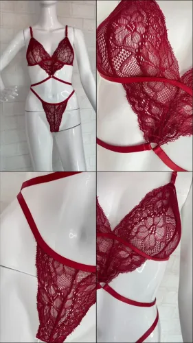 Conjunto de lingerie renda vermelho.