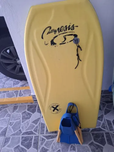 BODYBOARD GENESIS TAMANHO 41 SEMINOVA + PÉ DE PATO EXCEL TAMANHO LARGE (41-43)