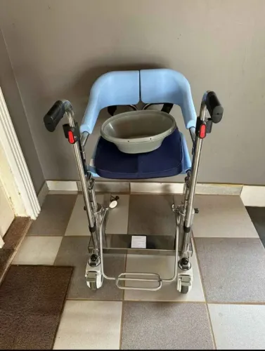 Cadeira hidráulica para transporte de idoso.