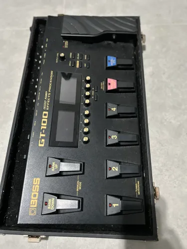 Pedaleira multiefeito BOSS GT100 guitarra 