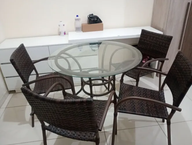 Mesa Happy Hour Famais com 4 Cadeiras Revestidas - Preta