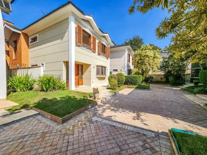 Casa em condomínio para venda com 4 quartos, sendo 4 suítes, 440m²