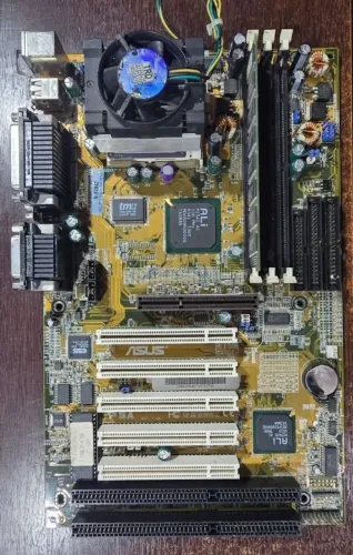 Kit Asus P5A com processador K6-2 500MHz e 128MB de memória