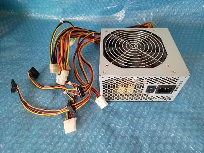 Fonte ATX Delta 500 W.