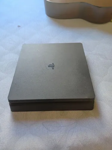 PlayStation 4 semi novo com 2 controles !