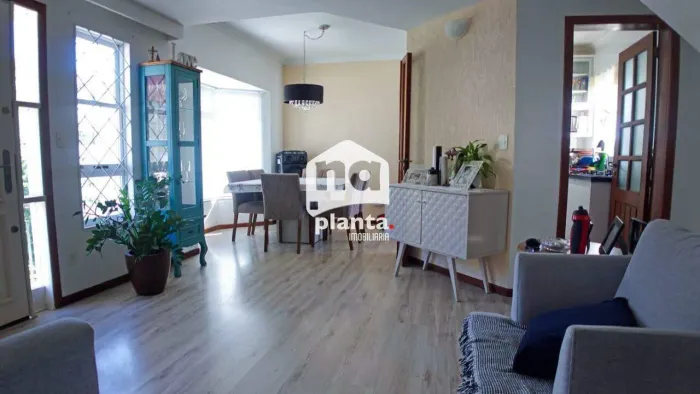 Casa à venda no Bairro Canto em Florianópolis-SC, com 4 quartos, 1 suíte, 2 vagas