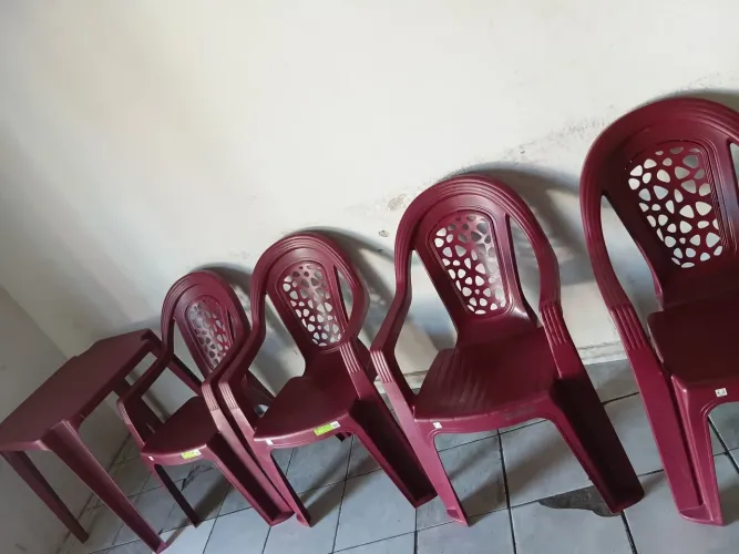 Mesa com 4 cadeiras !